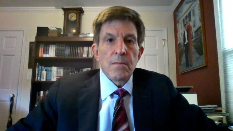 Trump sipas këtij parashikimi duhet t’a ndal garen?!