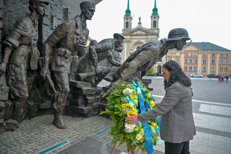 Presidentja Osmani nderon viktimat dhe luftëtarët polak, por anashkalonte përkujtimet për Epopetë e UÇK-së
