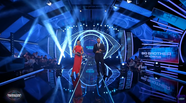 Kush janë dy banorët që iu bashkuan Rovena Stefës në shtëpi?