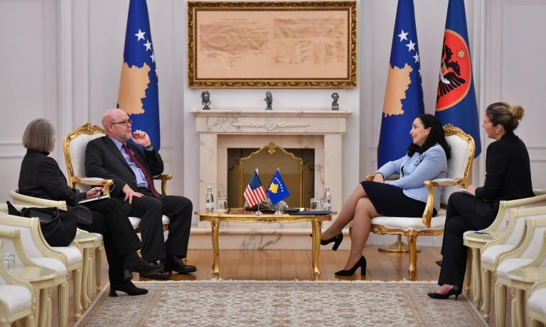 Osmani takon Hovenierin, zbulohen temat e diskutimit