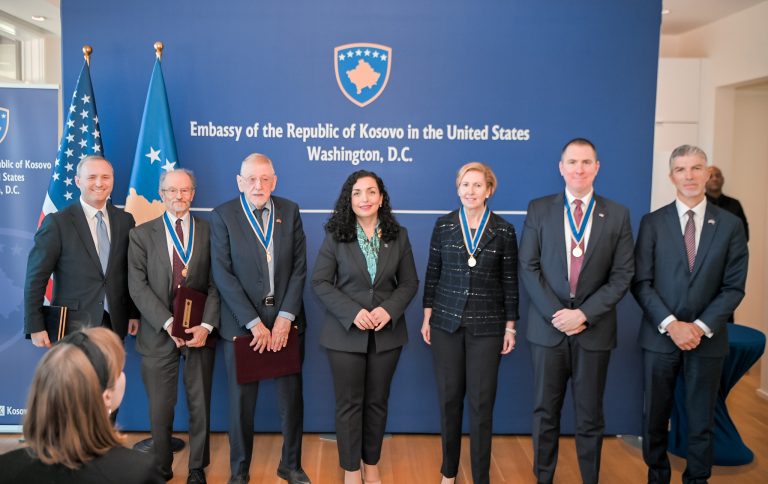 Osmani nderon disa prej figurave të njohura amerikane