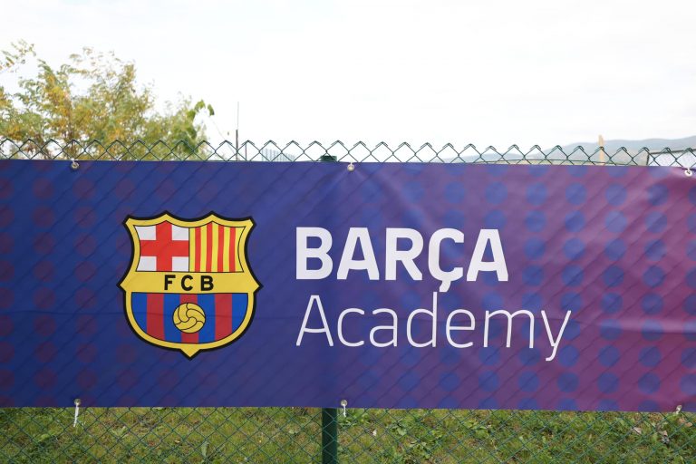 Trajnerët e njohur të Barcelonës, zbarkojnë në Prishtinë për të zbuluar talentët e rinj