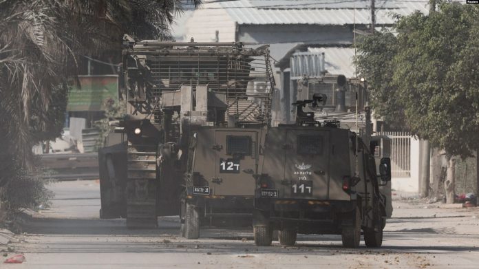 Automjete të ushtrisë izraelite gjatë një sulmi në kampin e refugjatëve Nur Shams në Bregun Perëndimor, 31 tetor.