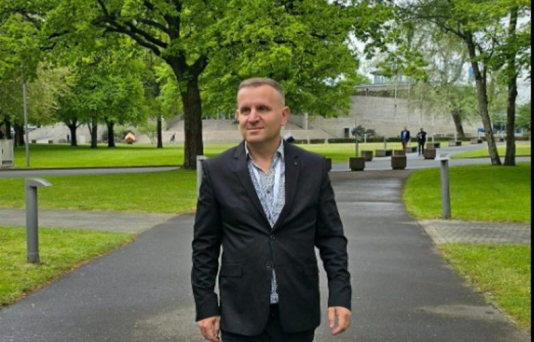 Gazetari i teknologjisë merr në dorë ‘frenat’ e televizionit publik