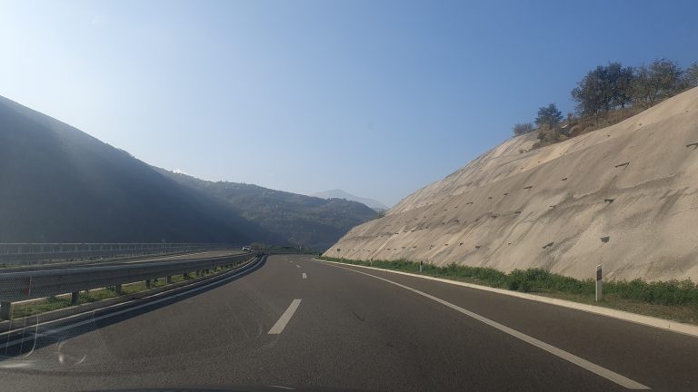 Ndalohet qarkullimi në dy segmente në autostradat “Arbën Xhaferi” dhe “Ibrahim Rugova”