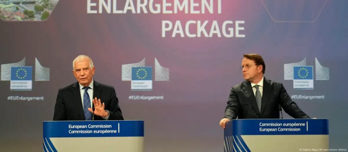 Shefi i Politikës së Jashtme të Bashkimit Evropian, Josep Borrell, dhe Oliver Varhelyi Komisioneri i BE-së për Fqinjësinë dhe Zgjerimin, prezantojnë paketën e zgjerimit të BE-së 2024