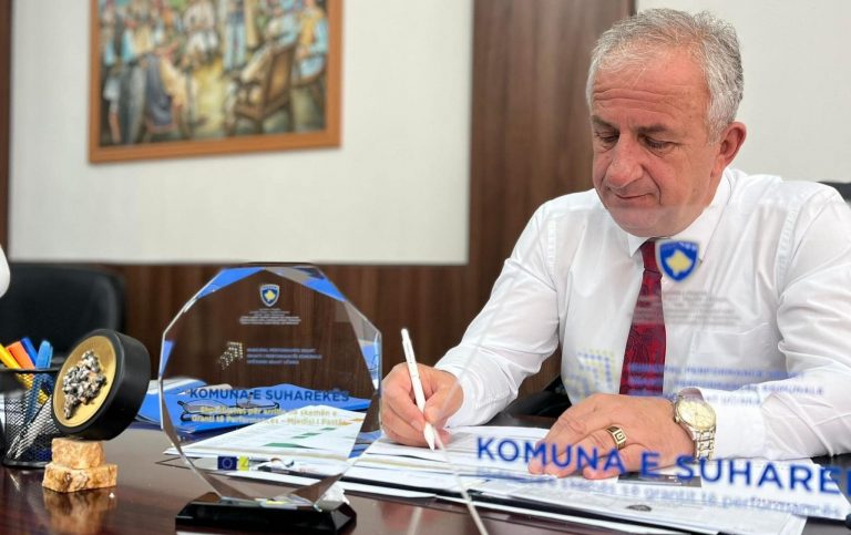 “Kontrata Kolektive” ia bllokon buxhetin Komunës së Suharekës, reagon Muharremaj