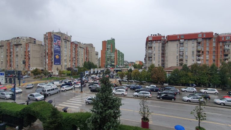 Pasi po dështon të gjej zgjidhje për kolonat, Përparim Rama del me këshilla për vozitësit