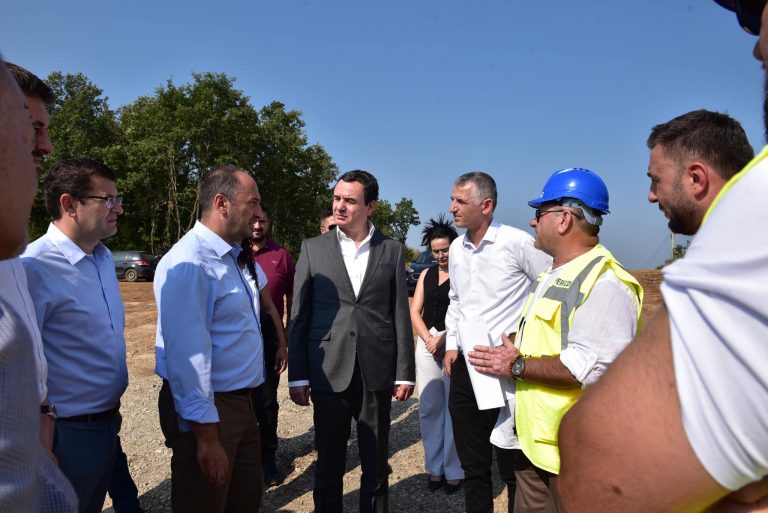 Ministri Aliu mundohet t’ia arsyetoj rrenat e Kurtit për autostradën e Gjilanit