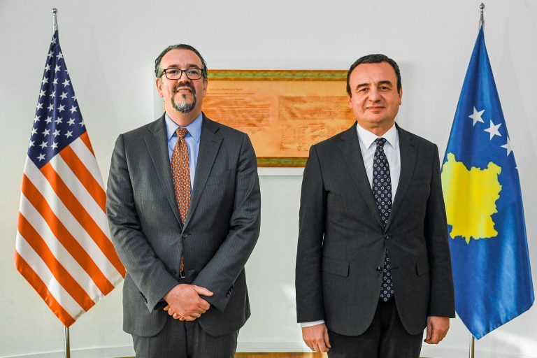 Kurti i ankohet zyrtarit amerikan për bllokadën nga Bosnje e Hercegovina