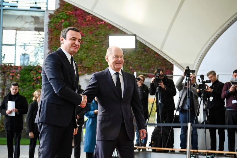 Para takimit të Procesit të Berlinit, Kurti takohet me kancelarin gjerman