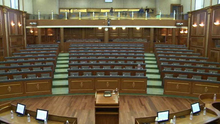 Opozita në seancë të jashtëzakonshme për keqpërdorimet në KEK, bojkotohet nga pushteti