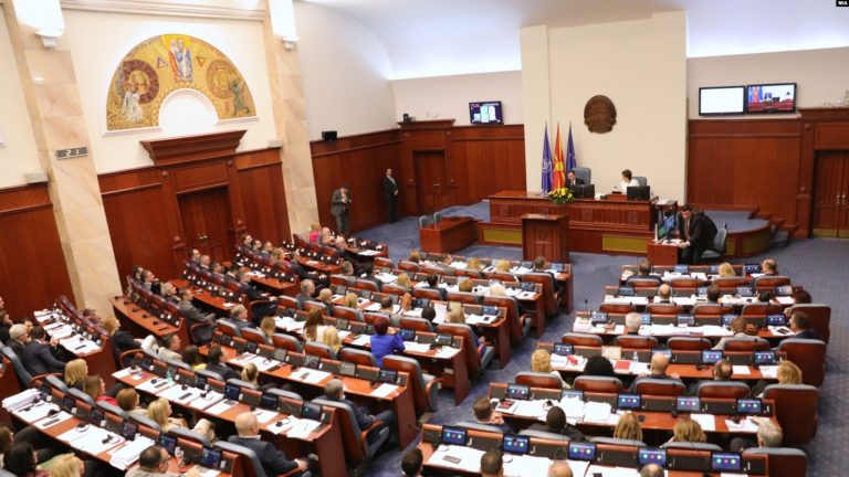 Shkup: Deputetët e Frontit Evropian protestojnë në Kuvend kundër Qeverisë