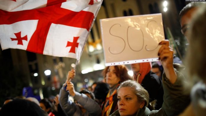 Mbështetësit e opozitës gjatë një proteste në Tbilisi të Gjeorgjisë më 28 tetor 2024, protestë e organizuar për të kundështuar rezultatin e zgjedhjeve të mbajtura më 26 tetor.