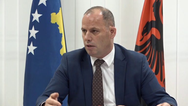 Grushtat mes kryetarëve, Lladrovci akuzon kryetarët nga LVV