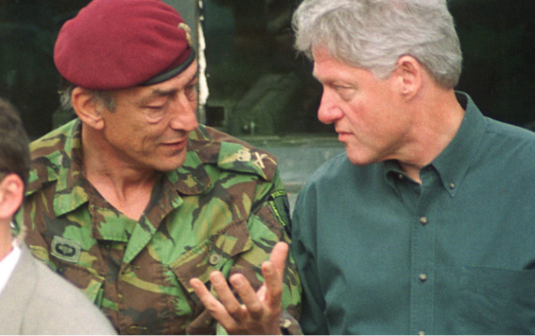 Lamtumirë Gjeneral Sir Mike Jackson – Komandanti që mbrojti popullin e Kosovës