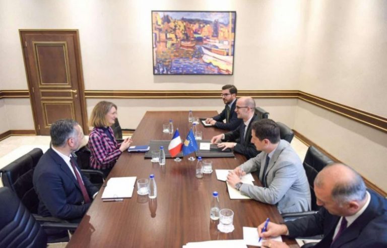 Ahmetaj takohet me Beauregard, biseduan për integrimin evropian të Kosovës