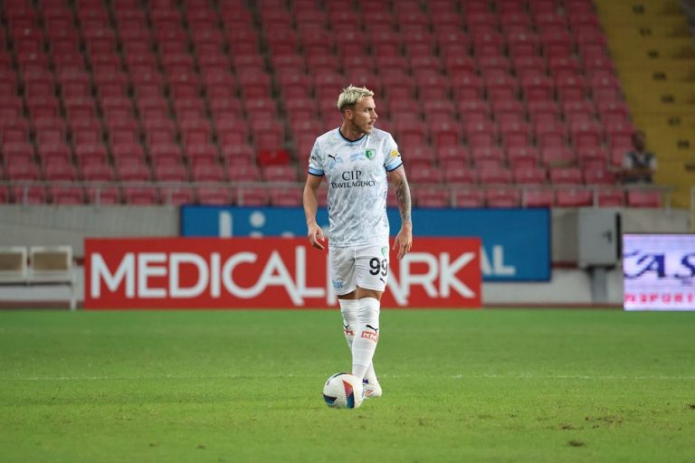 Seferi i pafat, brenda pak minutave merr dy kartonë të verdhë