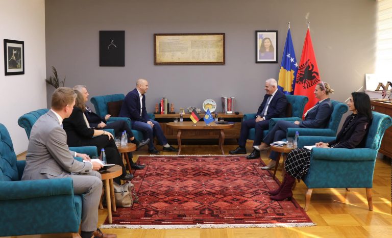 Sveçla takohet me Sarrazinin, biseduan për kontrollin e mallrave që hyjnë nga Serbia