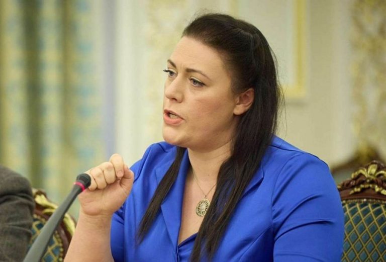 Deputetja britanike i reagon sërish Vuçiqit