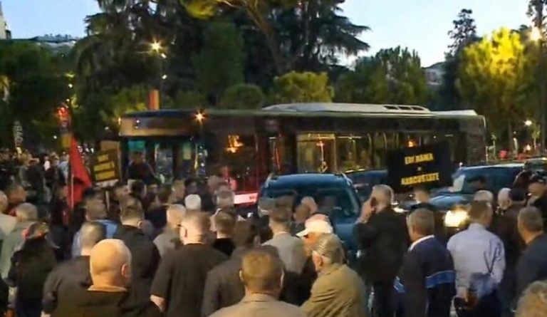 Shpërthen në dhunë protesta e opozitës në Shqipëri