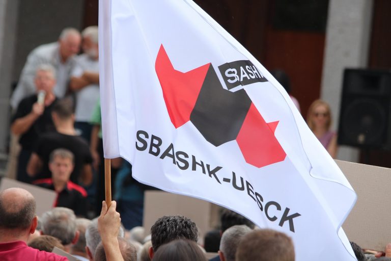 Punëtorët e arsimit në Viti mbesin pa paga, SBASHK nis protestat