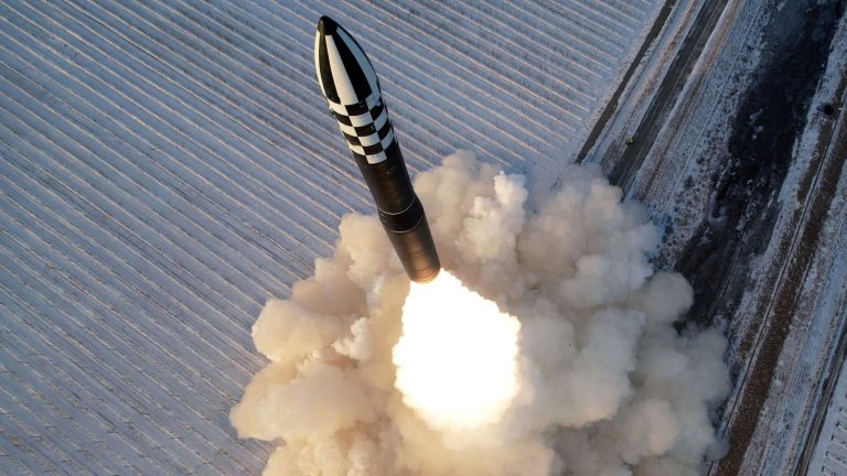 Kryhet testimi me raketën e re të lëshuar nga Koreja e Veriut