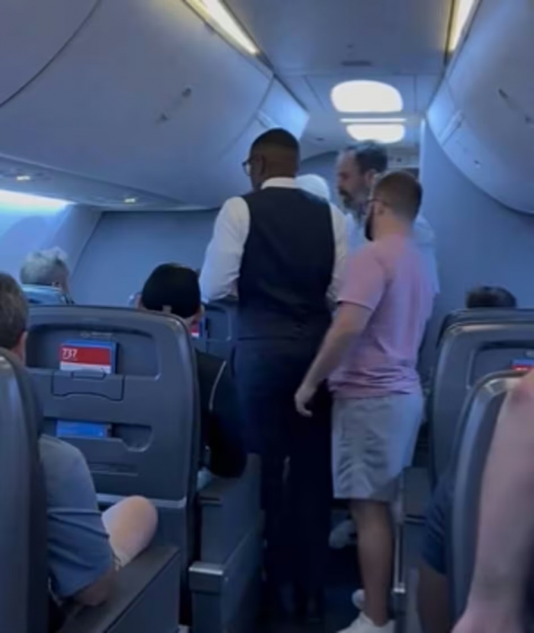 Incident i dhunshëm në fluturimin e American Airlines: Pasagjeri …