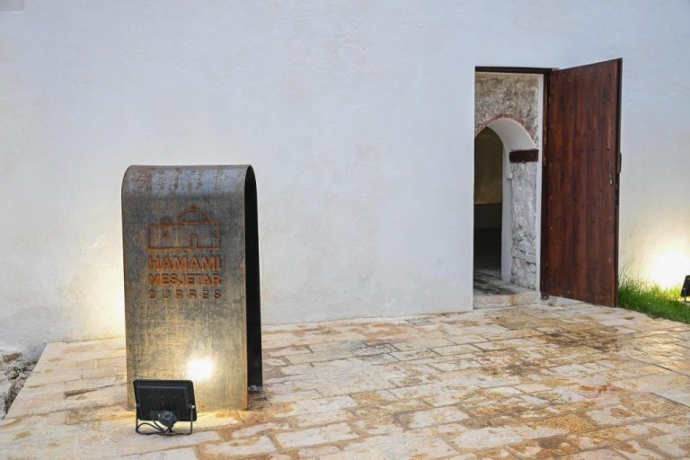 (FOTO) Rama: Hamami i Durrësit rihap dyert për vizitorët