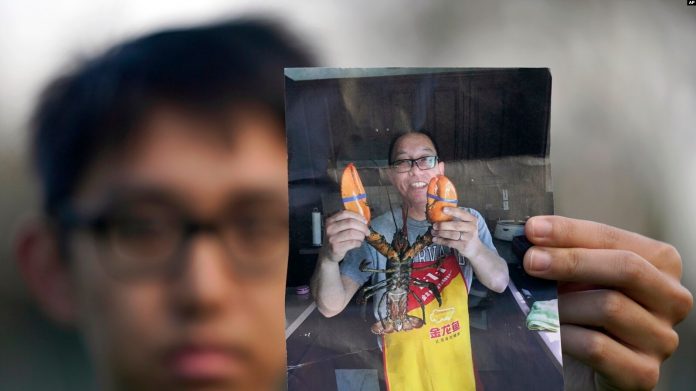 Harrison Li mban në dorë fotografinë e babait të vet, Kai Li, 23 janar 2024, në Kaliforni, SHBA.