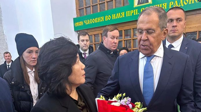 Ministrja e Jashtme koreanoveriore, Choe Son Hui, pritet nga homologu i vet rus, Sergei Lavrov, në Moskë, Rusi, 1 nëntor 2024.