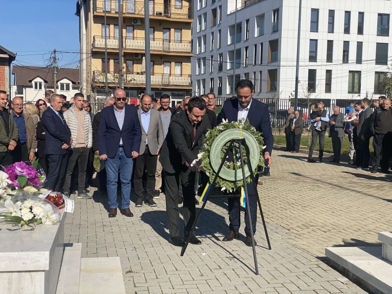 Kurti e Konjufca bëjnë homazhe për nder të 35-vjetorit të Afrim Zhitisë e Fahri Fazliut