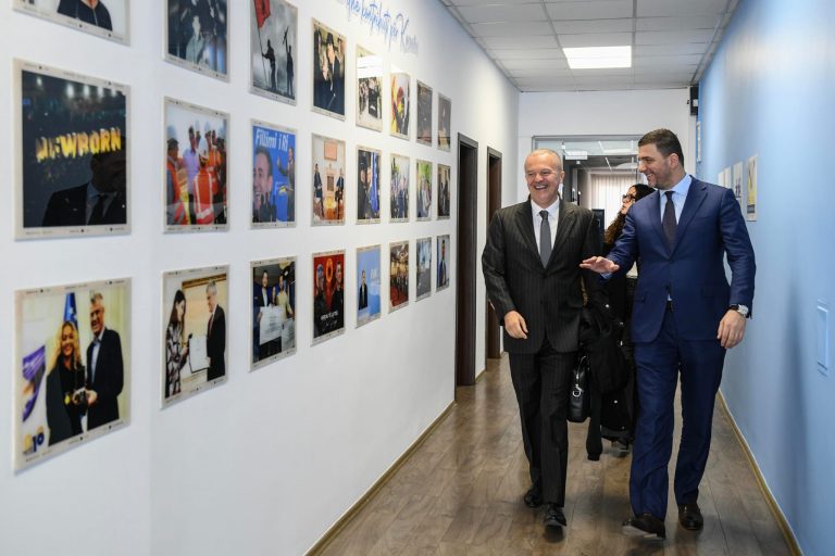 Krasniqi takohet me ambasadorin italian, flasin për zhvillimet aktuale