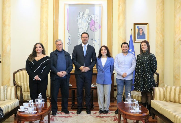 Konjufca pret në takim pjesëtarët e korit “Siparantum”