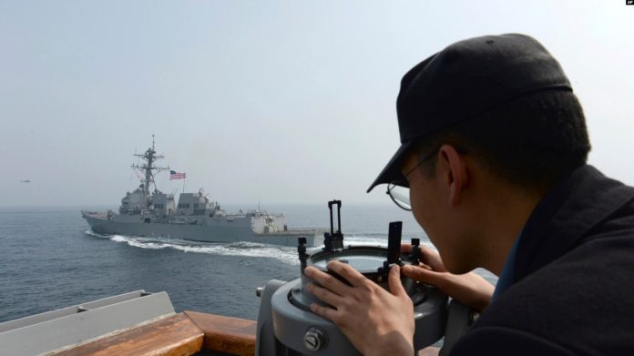 Një marinar i Koresë së Jugut vështron në Detin Perëndimor.