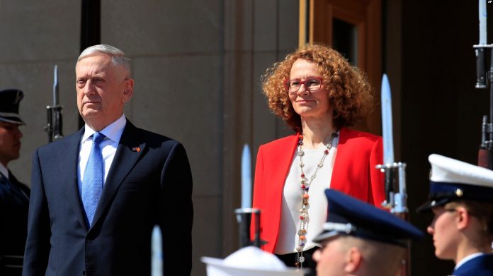 Ish-Ministrja e Mbrojtjes së Maqedonisë së Veriut, Radmila Sekerinska, me ish-Sekretarin amerikan të Mbrojtjes Jim Mattis gjatë ceremonisë në Pentagon më 1 maj, 2018/AP
