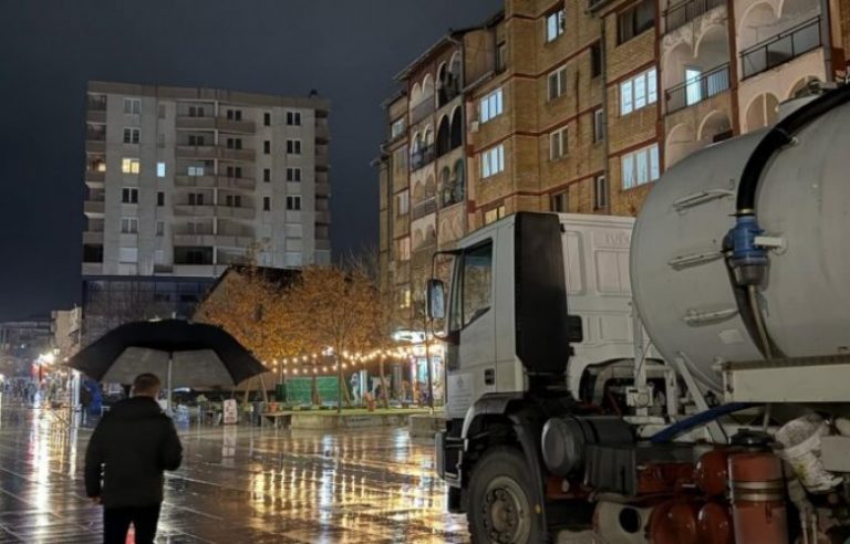 Vendoset cisterna me ujë të pijes pranë Kalasë në Vushtrri