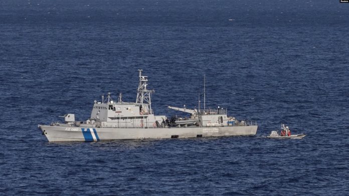 Një anije e rojes bregdetare greke merr pjesë në një operacion kërkimi dhe shpëtimi, pas fundosjes së një anijeje, si pasojë e të cilës të paktën tetë migrantë u mbytën në ishullin Samos, Greqi, 25 nëntor.
