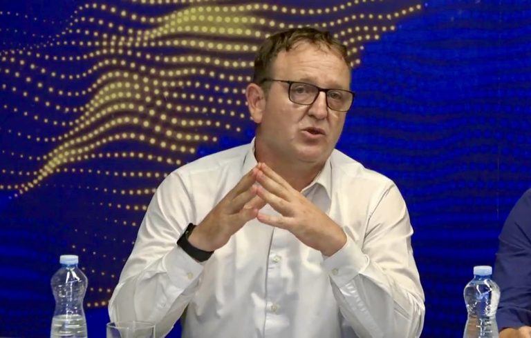 Nimani: Qeveria e Kosovës nënshkruan tenderë sekretë prej 1.7 milionë eurosh në Ditën e Flamurit Kombëtar