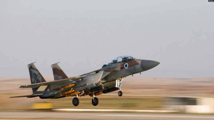 Një avion luftarak F-15 ngrihet nga baza ajrore izraelite, Hatzerim Airbase, në jug të Izraelit.
