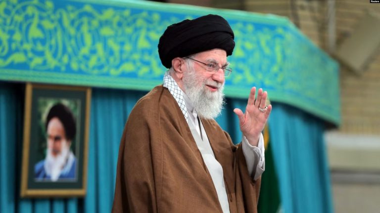 Ayatollah Ali Khamenei, udhëheqësi suprem i Iranit, kërcënon Izraelin dhe SHBA
