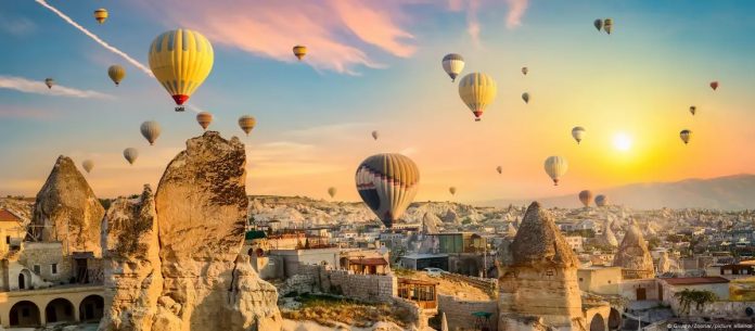 Mijëra turistë shijojnë mbi vullkanet dhe malet e Kapadokisë një udhëtim me balon