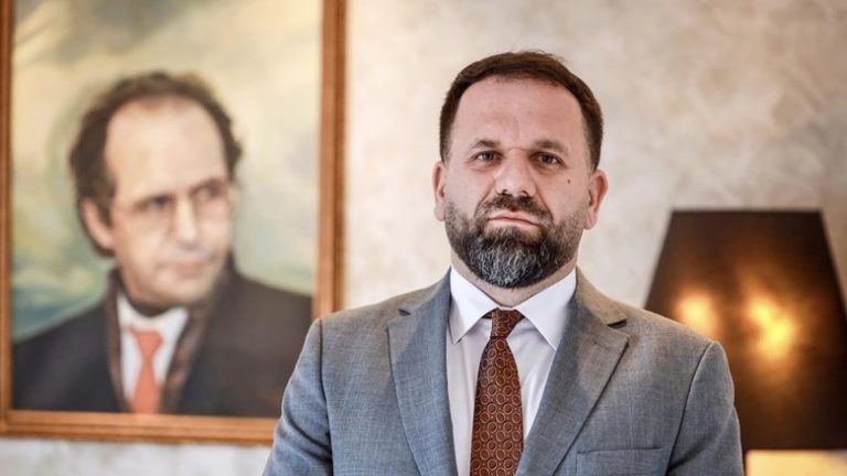 Rukiqi kritikon Qeverinë, qytetarët të pashpresë, rrugë të vetme e shohin migrimin