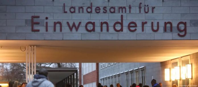 Të huaj presin para Zyrës së Migrimit në Berlin