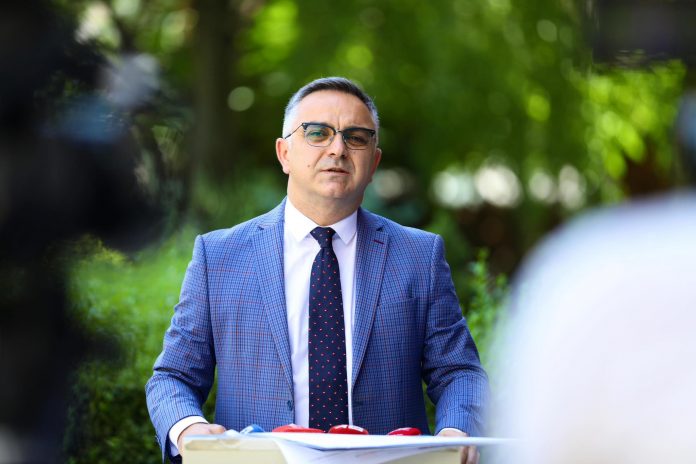 Shefi i Grupit Parlamentar të AAK-së, Besnik Tahiri