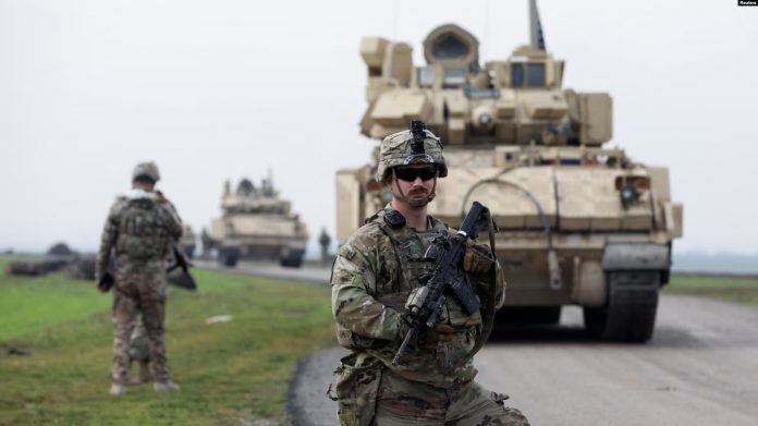 Një ushtar amerikan duke patrulluar në verilindje të Sirisë më 8 shkurt 2024.