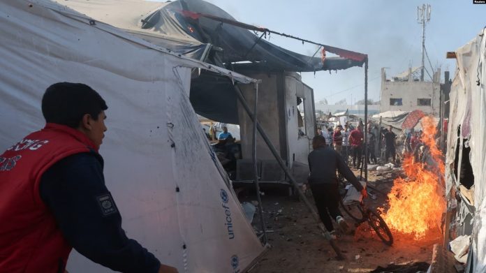 Pasojat e një sulmi izraelit në një kamp të zhvendosurish në Rripin e Gazës, 9 nëntor.