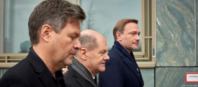 Kancelari socialdemokrat Olaf Scholz (në mes), zëvendëskancelari dhe ministri i Ekonomisë, Robert Habeck (majtaas), nga partia Të Gjelbërit dhe Christian Lindner (djathtas) ministri i Financave nga partia Liberal-demokrate (FDP)