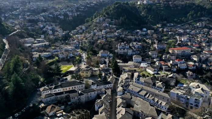 Qyteti i Gjirokastrës, në jug të Shqipërisë.