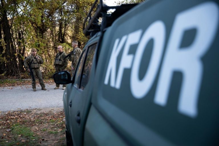 KFOR: Hapja e urës rrezikon ushtarët dhe komunitetet lokale